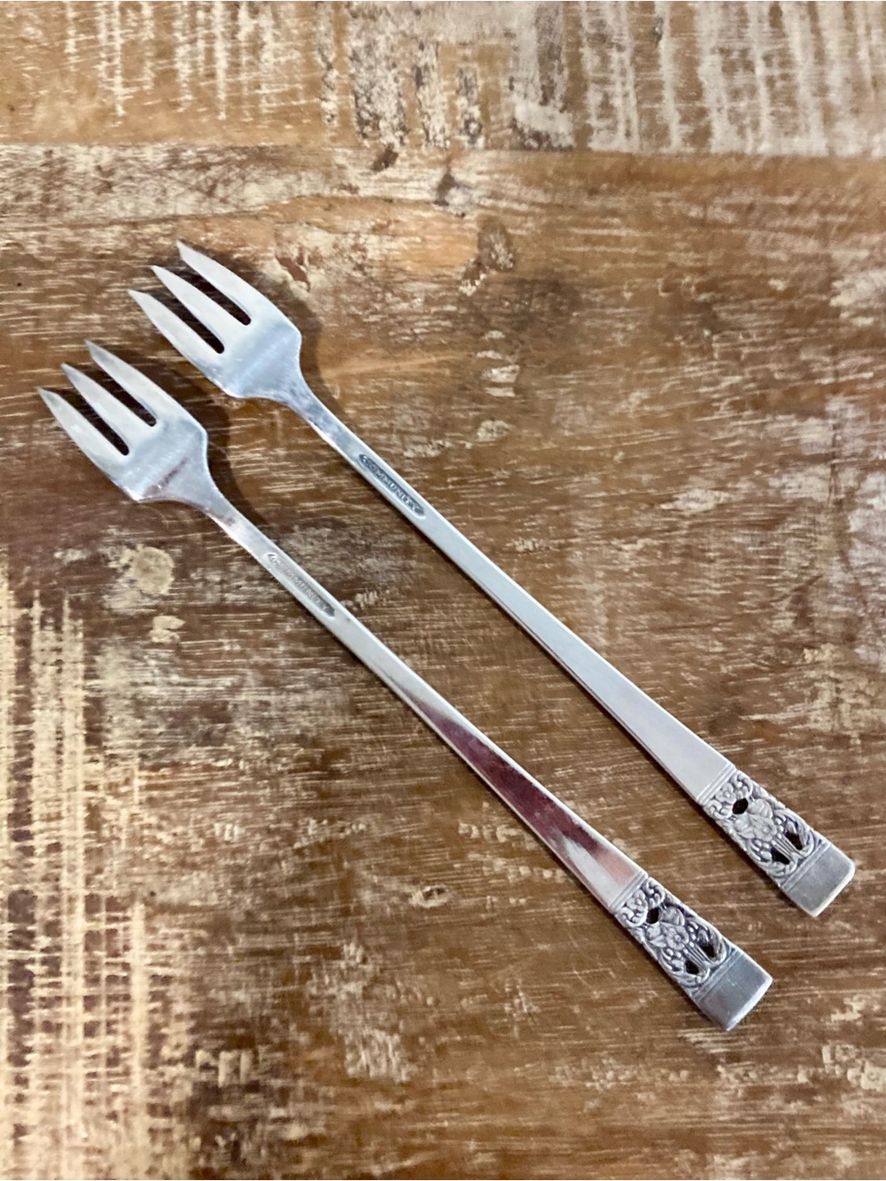 2 Oneida Community Coronation Silver Plated Silver Seafood Cocktail Forks - Picture 6 of 10